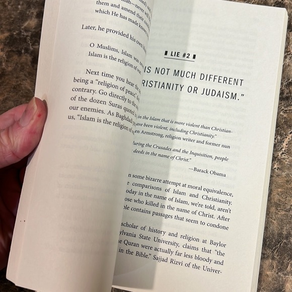 Set of 2 Glenn Beck books.. It Is About Islam and Dreamers And Deceivers - Picture 4 of 7